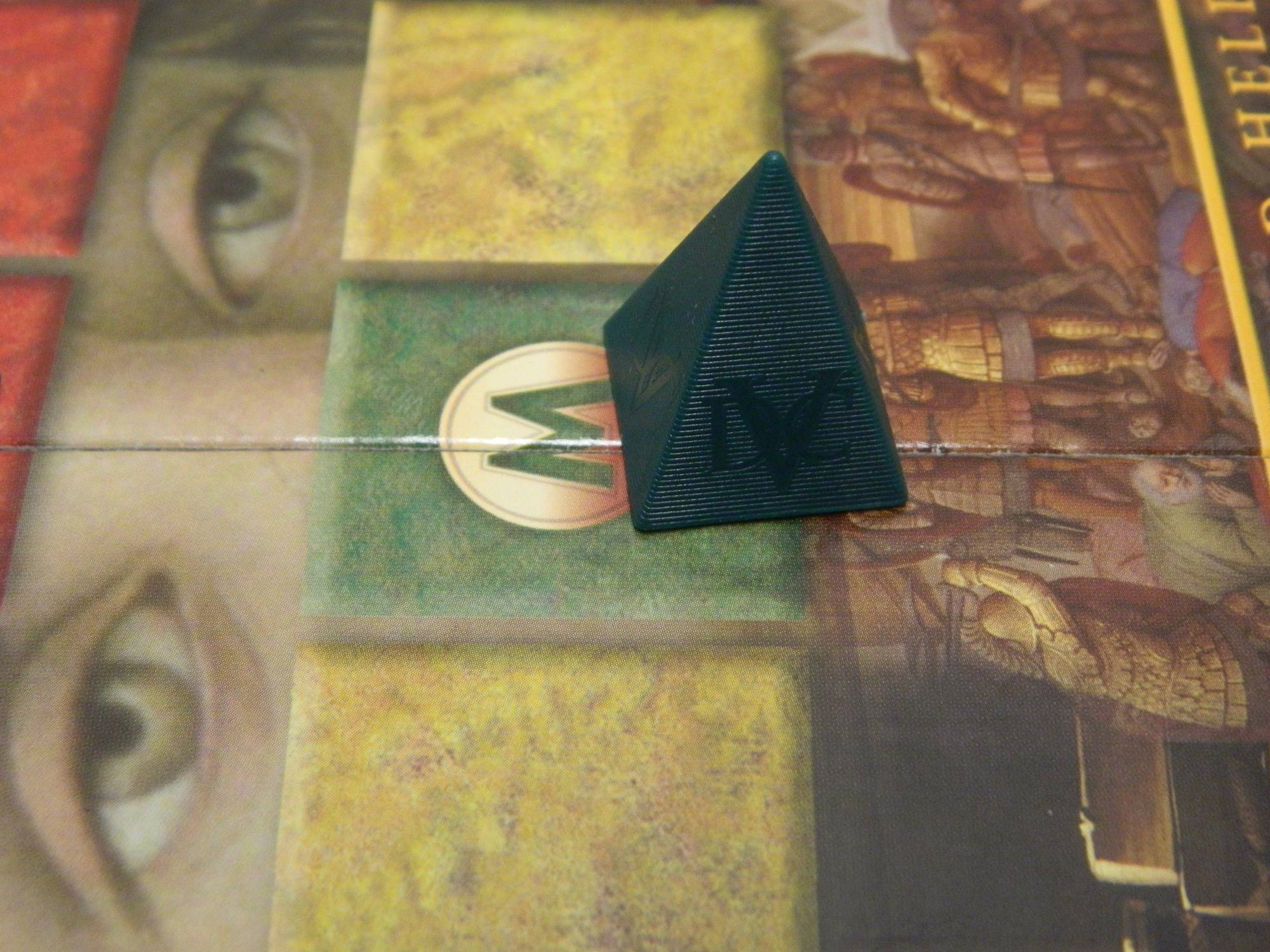 khối tự tháp đại diện cho người chơi trong bộ board game Da Vinci Code